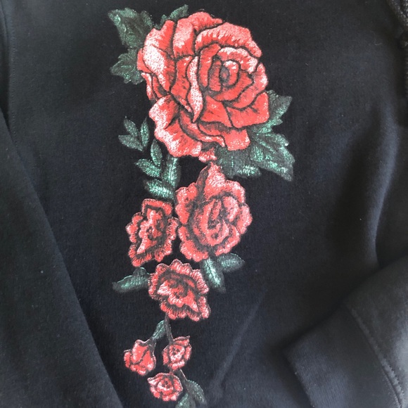Black Rose Design Cropped Hoodie - Picture 2 of 3